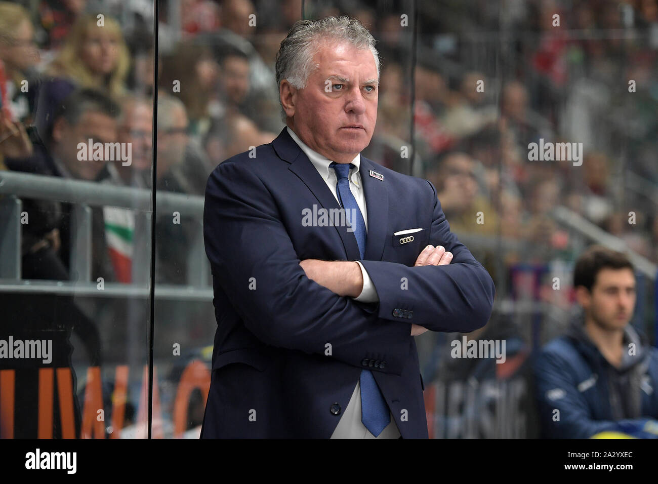 02.10.2019, xemx, Eishockey DEL, die Augsburger Panther - ERC Ingolstadt emspor, v.l. Cheftrainer Doug Shedden (ERC Ingolstadt) nachdenklich, gruebelnd ( Stockfoto