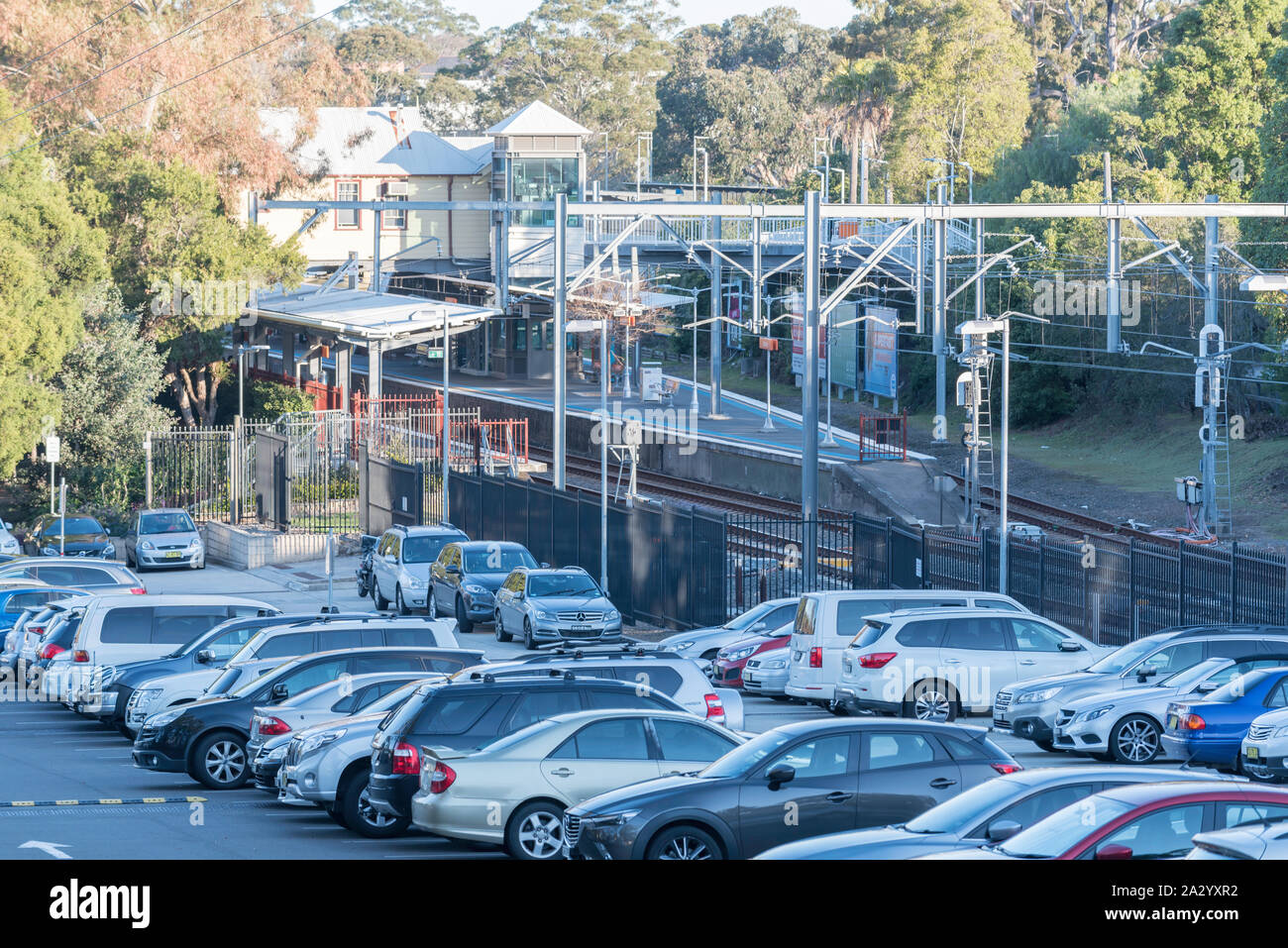Ein Bahnhof, der Parkplatz auf der östlichen Seite von Gordon am Ufer des North Sydney, New South Wales, Australien Stockfoto