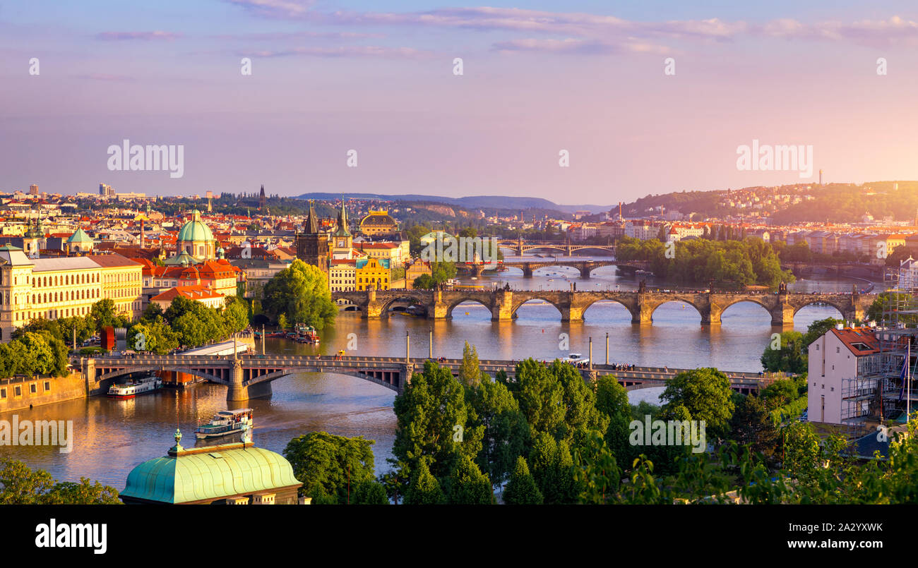 Die Karlsbrücke, Prag, Tschechische Republik. Die Karlsbrücke (Karluv Most) und Altstädter Brückenturm bei Sonnenuntergang. Berühmte ikonische Bild von der Karlsbrücke. Conce Stockfoto