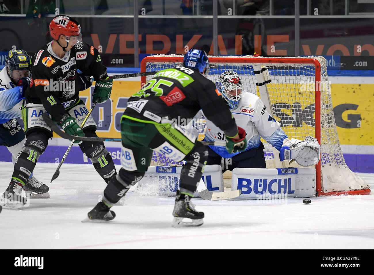 02.10.2019, xemx, Eishockey DEL, die Augsburger Panther - ERC Ingolstadt emspor, v.l. Adam Payerl (Augsburger Panther #11), Daniel Schmoelz (Augsburger Pa Stockfoto