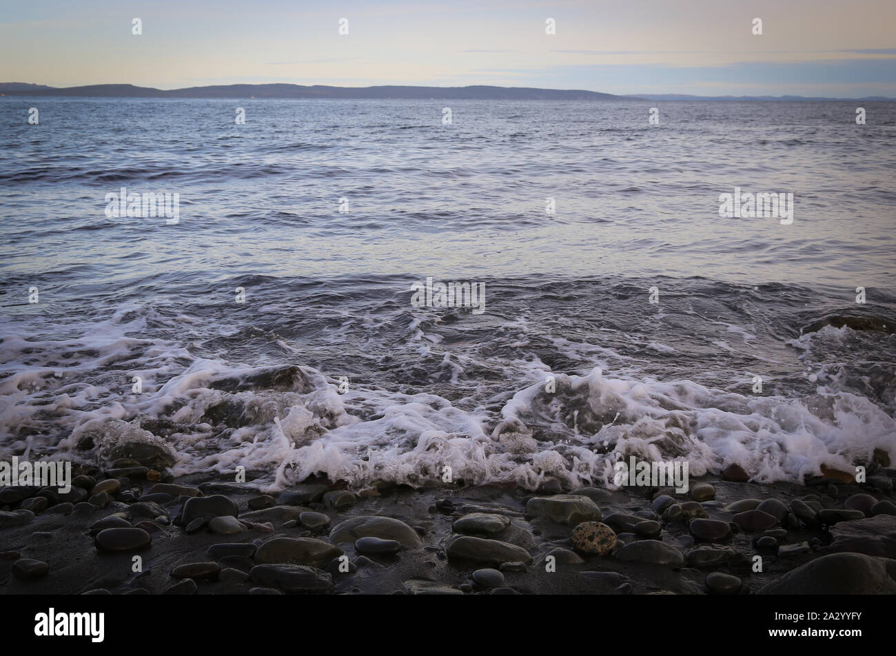 Neufundland Küste - Meer stürzt gegen einen felsigen Strand Stockfoto