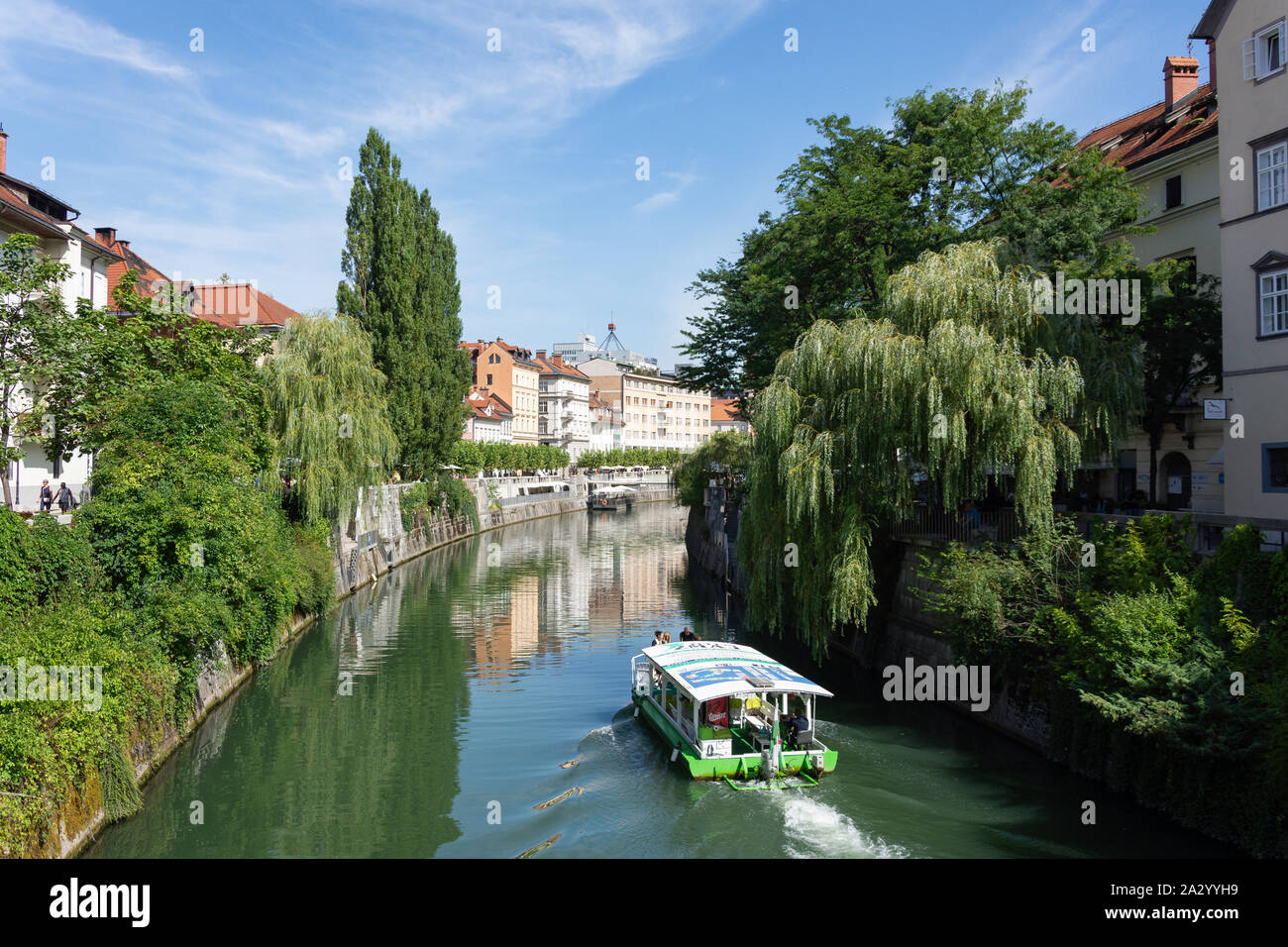 Sightseeing Boat Kreuzfahrt auf dem Fluss Ljubljanica, Altstadt, Ljubljana, Slowenien Stockfoto