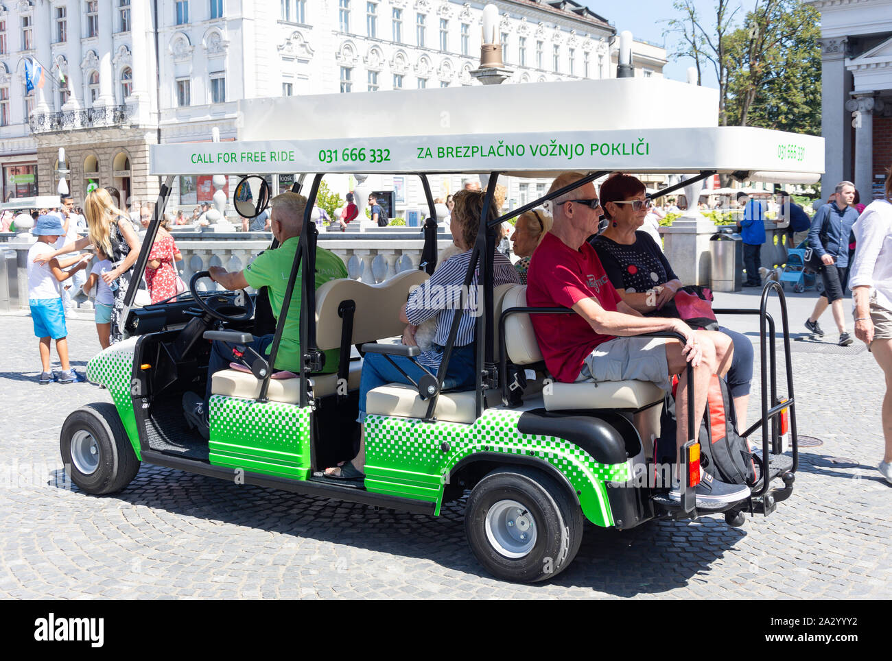 Der Cavalier (kavalir) elektrische Fahrzeug auf Straße der alten Stadt, Ljubljana, Slowenien Stockfoto