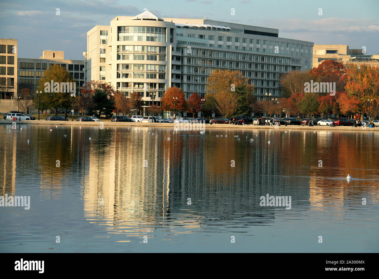 Gebäude rund um das Capitol in Washington DC, USA widerspiegelt Stockfoto
