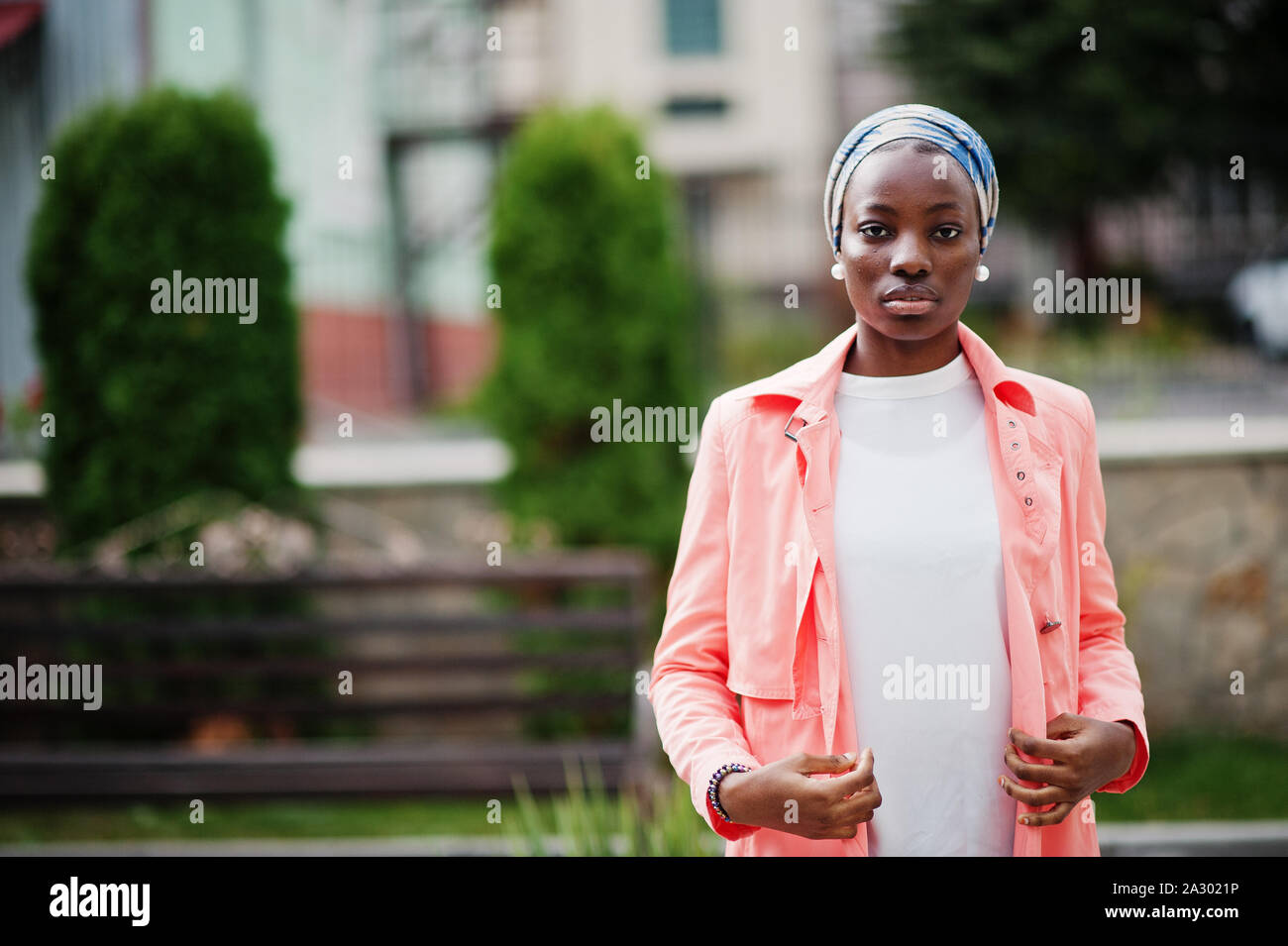 Junge moderne Modische, attraktiv, groß und schlank African Muslim Frau im hijab oder Turban Kopftuch gestellt. Stockfoto