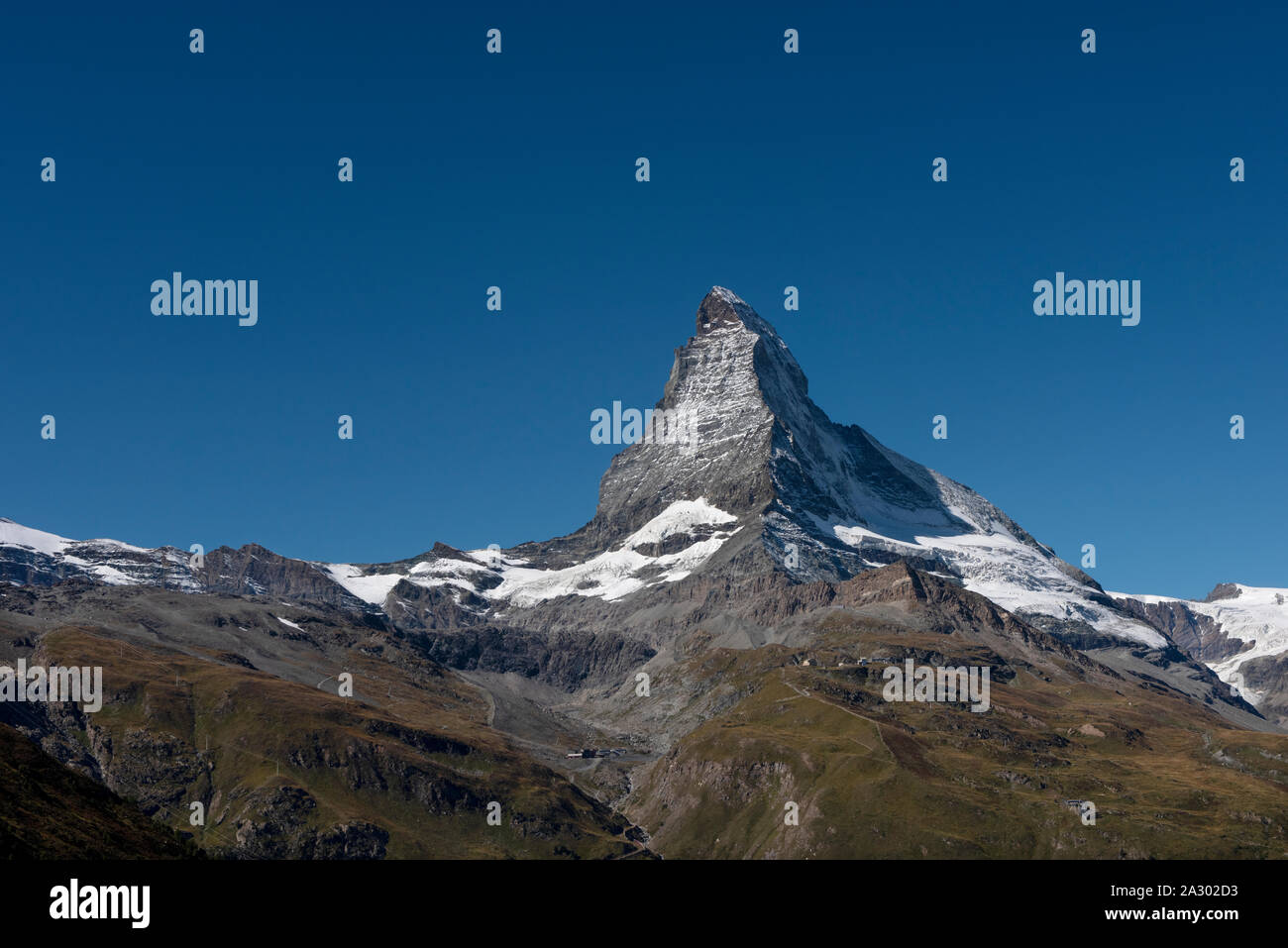 Das Matterhorn zuerst durch Edward Whymper 1865 geklettert. Italienisch: Cervino; Französisch: Cervin ist ein Berg der Alpen, an der Hauptwasserscheide und Stockfoto