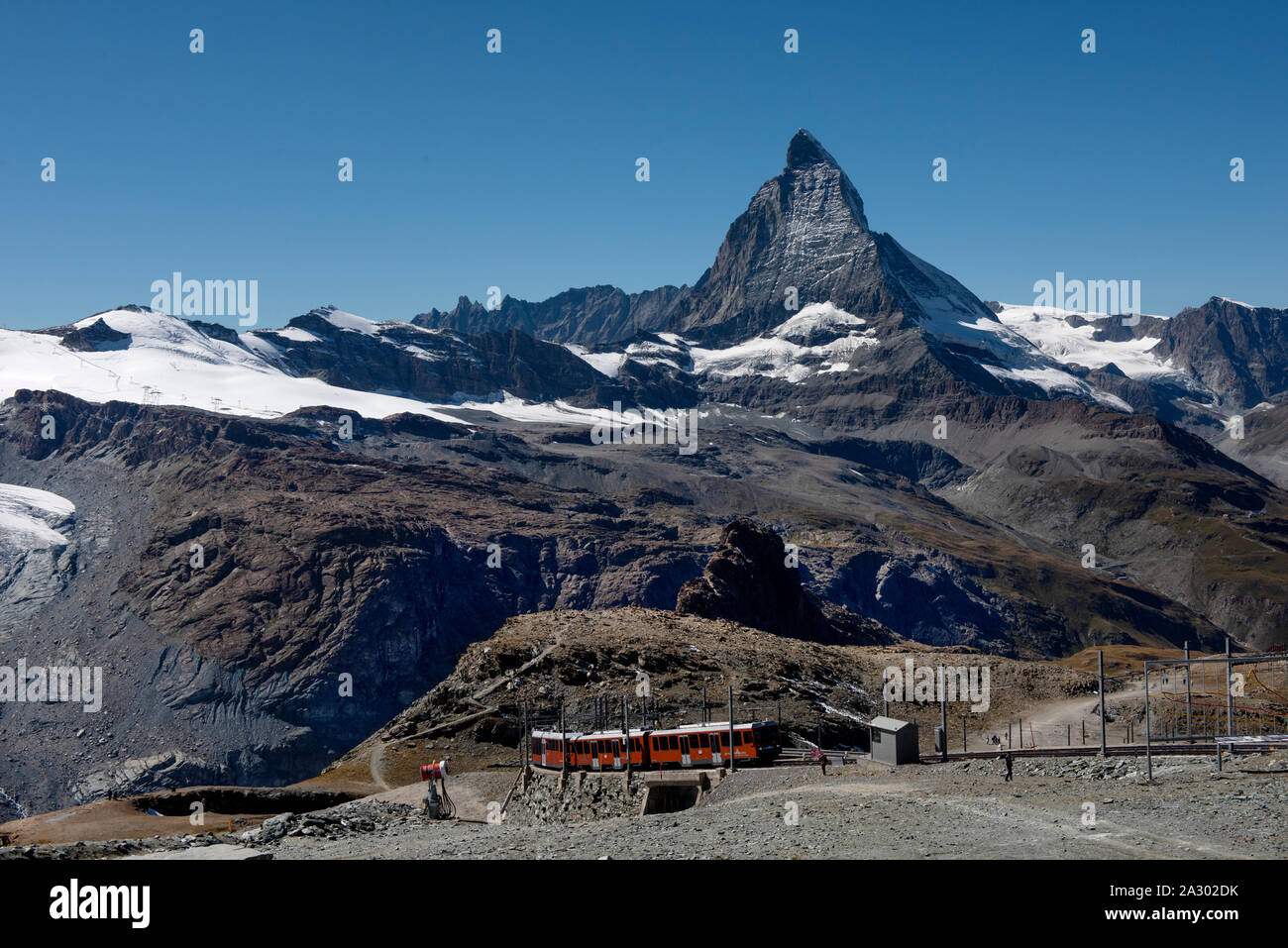 Das Matterhorn zuerst durch Edward Whymper 1865 geklettert. Italienisch: Cervino; Französisch: Cervin ist ein Berg der Alpen, an der Hauptwasserscheide und Stockfoto
