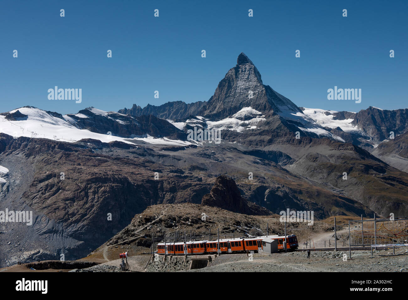 Das Matterhorn zuerst durch Edward Whymper 1865 geklettert. Italienisch: Cervino; Französisch: Cervin ist ein Berg der Alpen, an der Hauptwasserscheide und Stockfoto