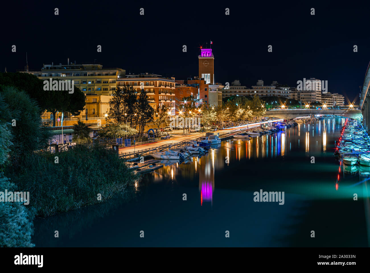 Aterno-Pescara Fluss, Hafenkanal bei Nacht. Pescara, Abruzzen, Italien, Europa Stockfoto