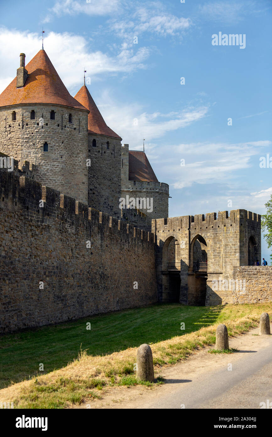 Die mittelalterliche Burg und Stadtmauer von Carcassonne in der Region Languedoc-Roussillon Südwesten Frankreichs. Durch die Westgoten im 5 Cent gegründet Stockfoto