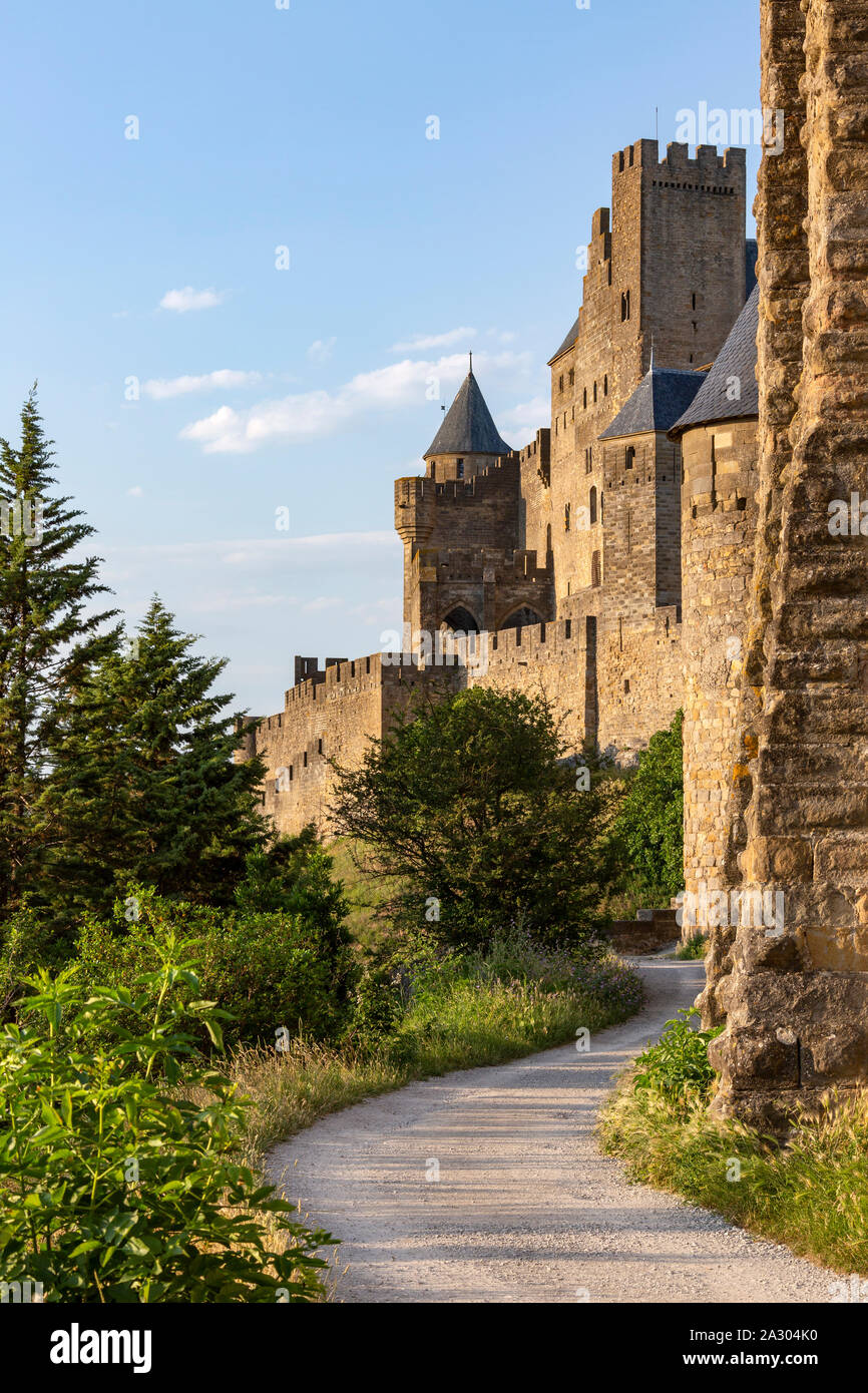 Die mittelalterliche Burg und Stadtmauer von Carcassonne in der Region Languedoc-Roussillon Südwesten Frankreichs. Durch die Westgoten im 5 Cent gegründet Stockfoto