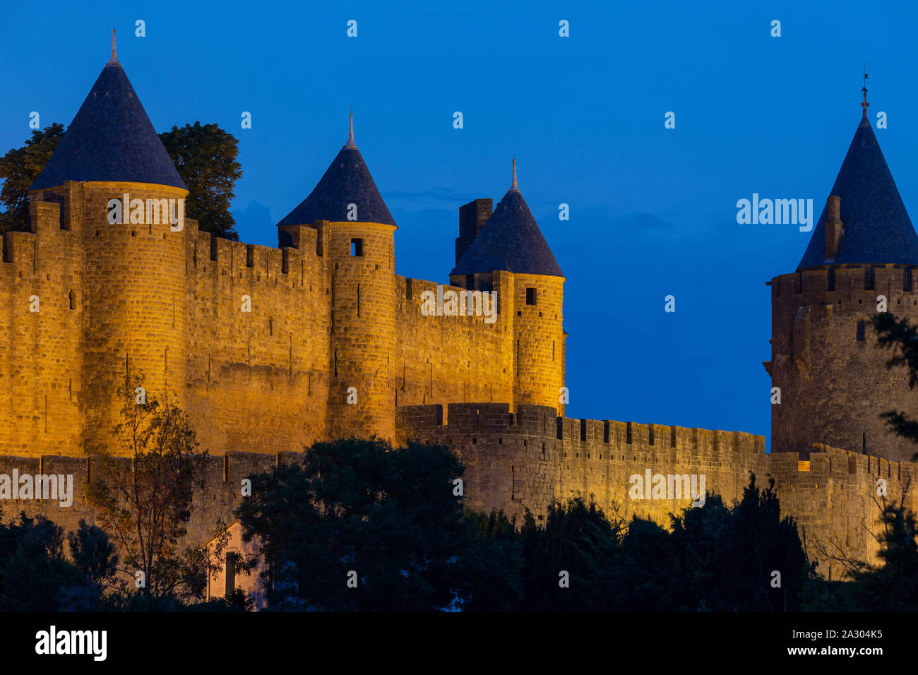 Die mittelalterliche Burg und Stadtmauer von Carcassonne in der Region Languedoc-Roussillon Südwesten Frankreichs. Durch die Westgoten im 5 Cent gegründet Stockfoto