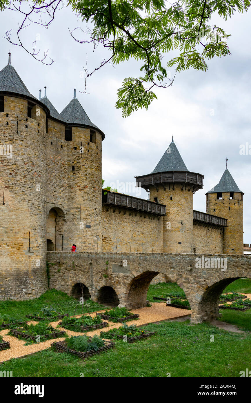 Die mittelalterliche Burg und Stadtmauer von Carcassonne in der Region Languedoc-Roussillon Südwesten Frankreichs. Durch die Westgoten im 5 Cent gegründet Stockfoto