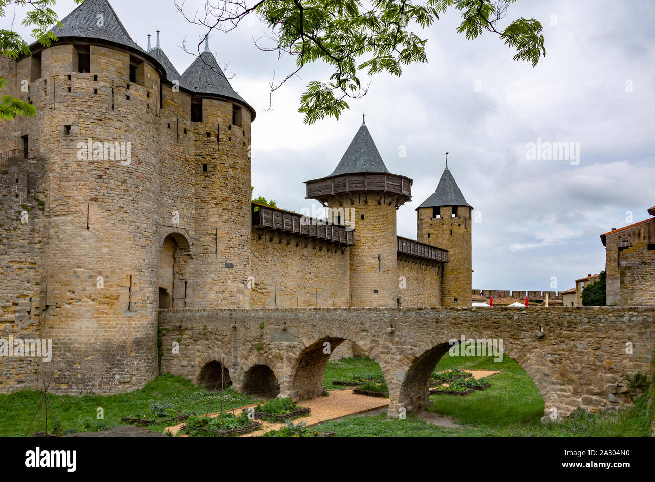 Die mittelalterliche Burg und Stadtmauer von Carcassonne in der Region Languedoc-Roussillon Südwesten Frankreichs. Durch die Westgoten im 5 Cent gegründet Stockfoto