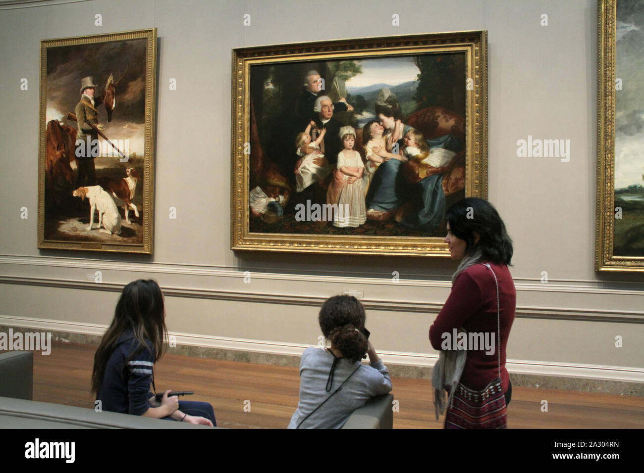 Besucher der Dauerausstellung in der Nationalgalerie in Washington DC, USA Stockfoto