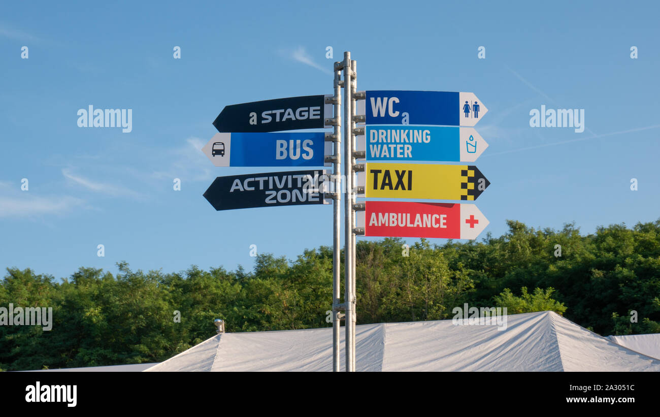 Kreuzung Wegweiser auf diese Weise sagen, dass die Art und Weise, eine andere Art Konzept für Verlust, Verwechslung oder Entscheidungen Stockfoto