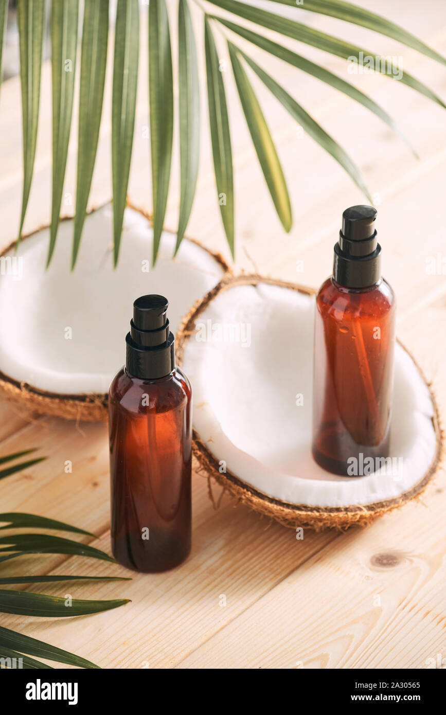Kokosöl mit frischen Kokosnuss für alternative Therapie auf hölzernen Hintergrund Stockfoto