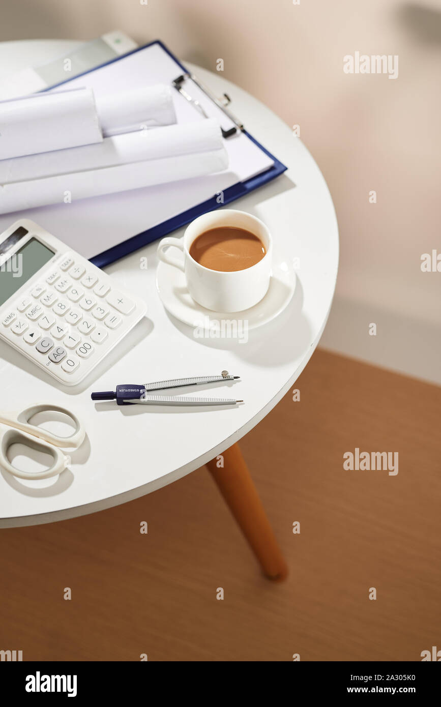 Ansicht von oben/Notebook leere Seite, Rechner, Kaffee Tasse Schere auf weißen Tisch Stockfoto