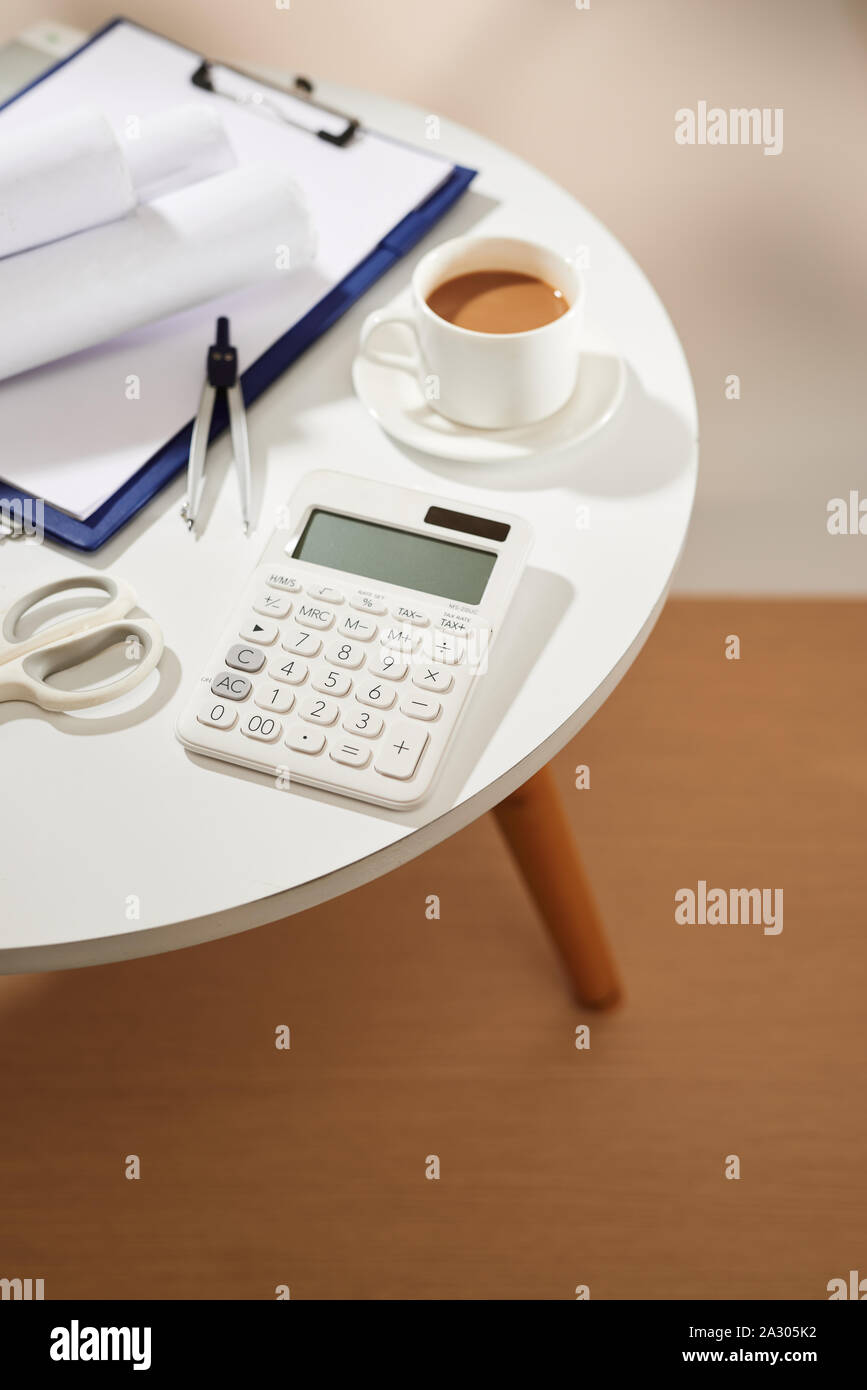 Ansicht von oben/Notebook leere Seite, Taschenrechner, Schere auf weißen Tisch Stockfoto