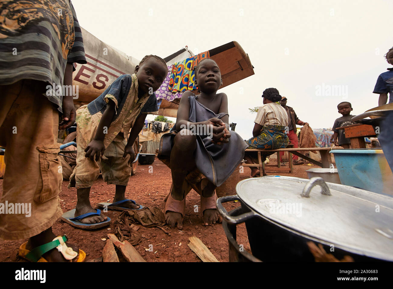 Zentralafrikanische Republik Bangui IDP Kinder kochen mit es Mutter Foto Jaco Klamer 26-05-2014 Stockfoto
