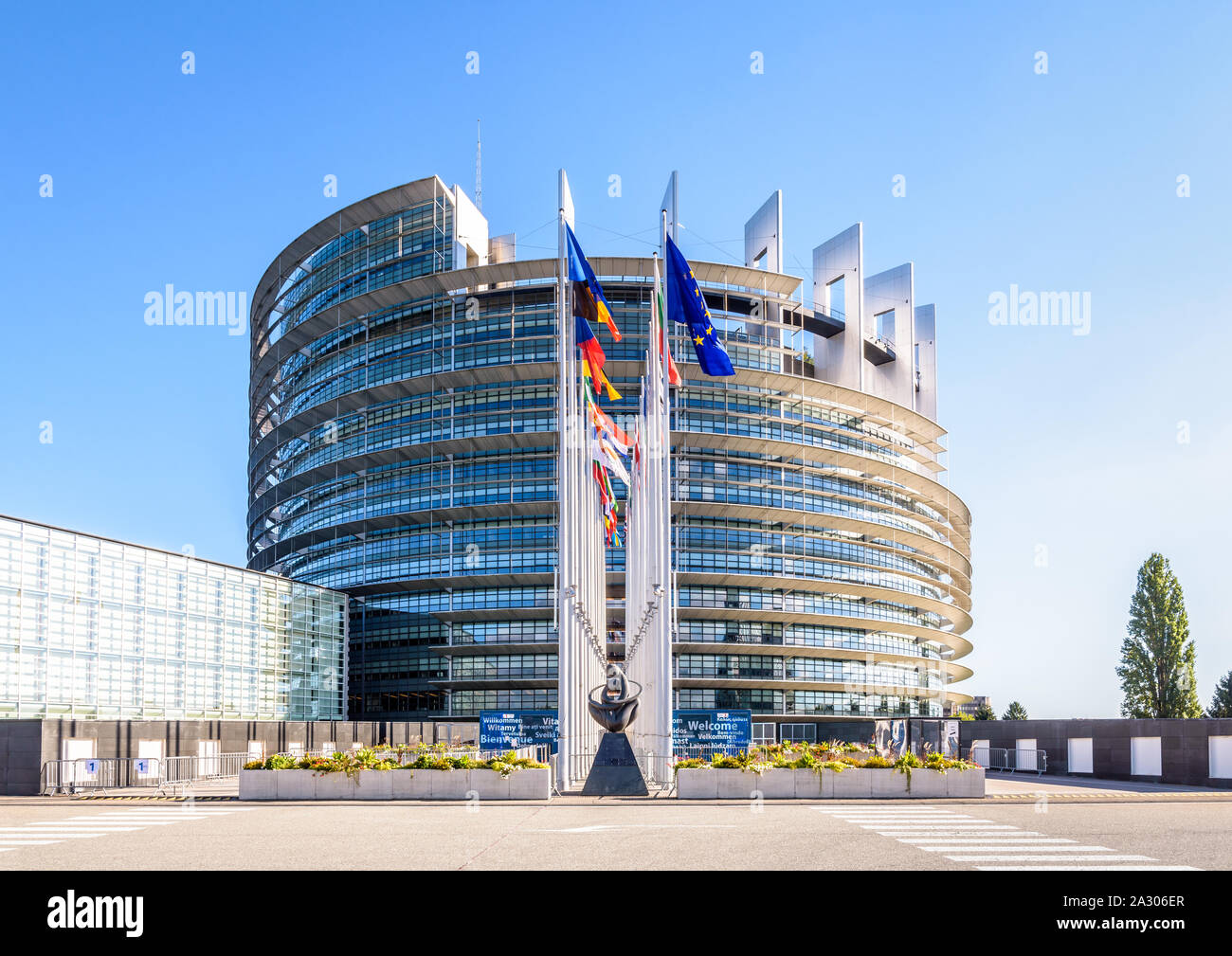 Eingang des Louise-Weiss-Gebäudes, Sitz des Europäischen Parlaments, und Flaggen der Mitgliedstaaten der Europäischen Union in Straßburg, Frankreich. Stockfoto