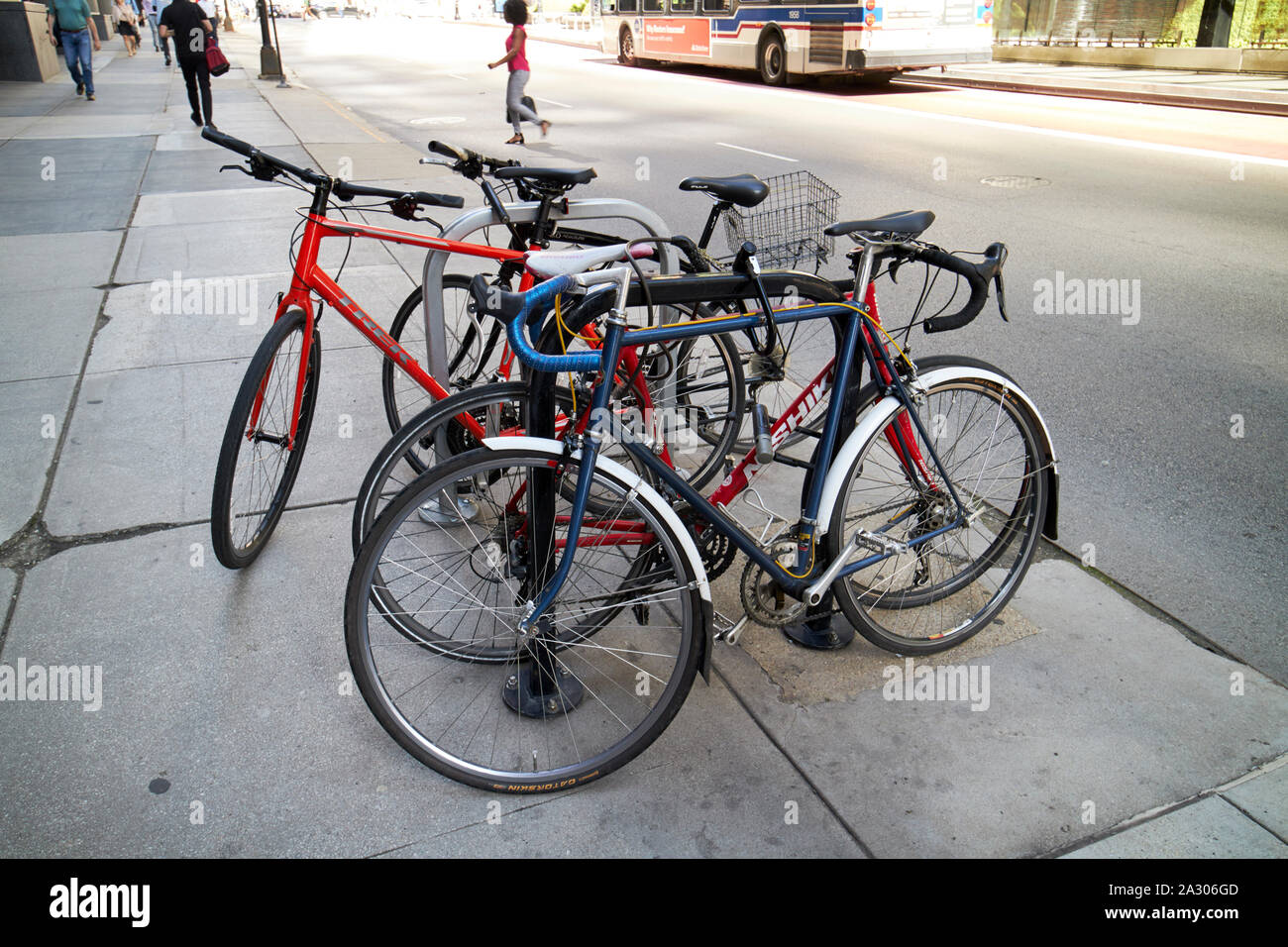 Fahrräder Fahrrad angekettet Post in der Innenstadt von der Loop Chicago Illinois Vereinigte Staaten von Amerika Stockfoto