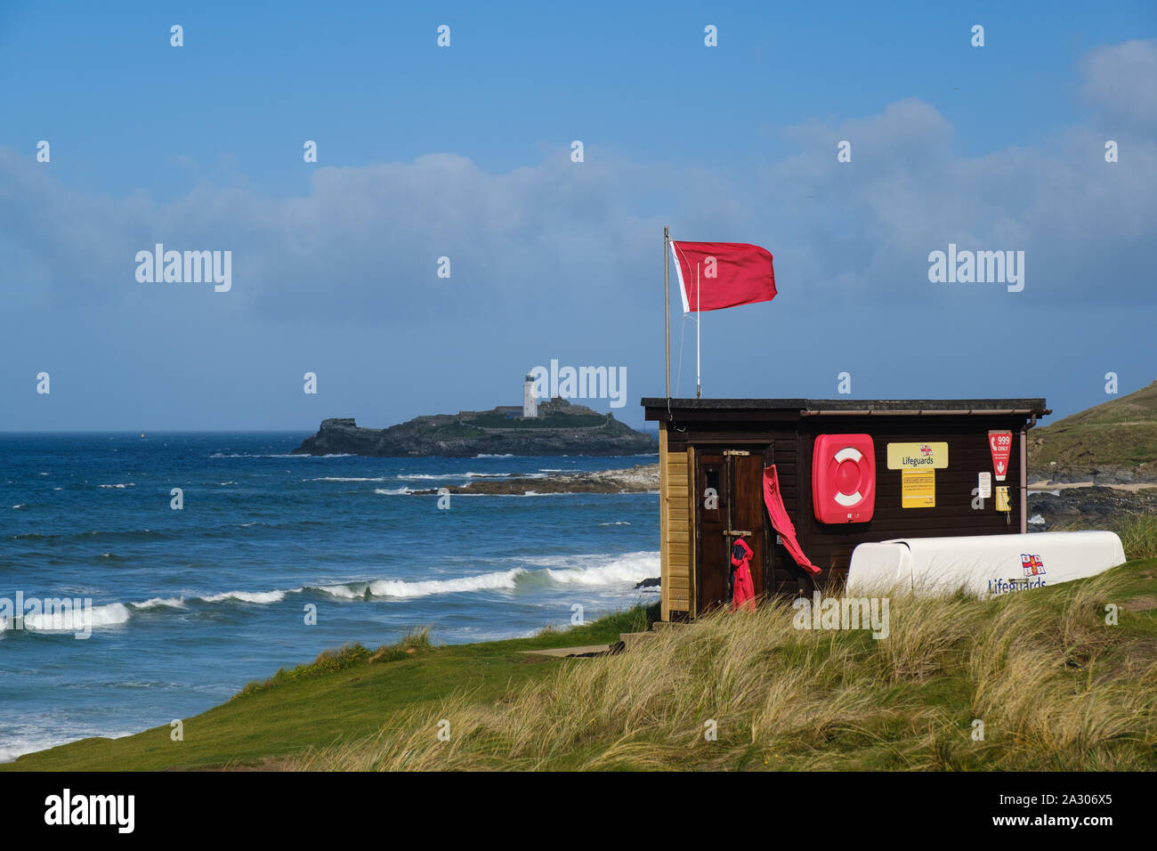 Rote Fahne über die rnli Lifeguard station am Godrevy, Cornwall fliegen Stockfoto