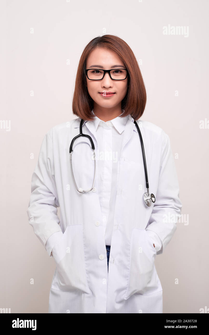 Portrait einer attraktiven jungen Frau asiatische Arzt im weißen Kittel Stockfoto