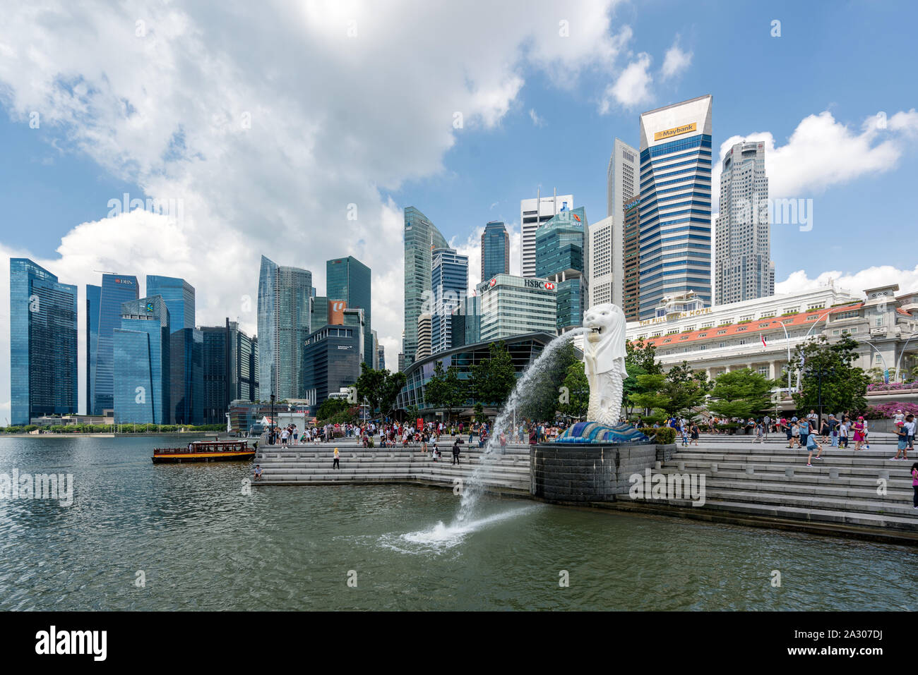 Singapur - April 15,2017: Merlion statue Brunnen mit Singapur Geschäftsviertel Skyline mit touristischen Blick auf die Marina Bay, Singapore zu sehen. Asiatische Stockfoto