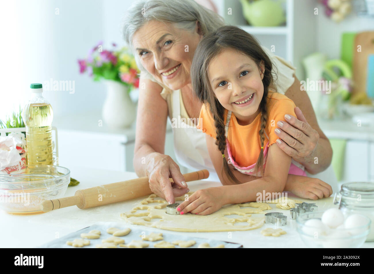 Frau und Mädchen zusammen backen in der Küche Stockfoto