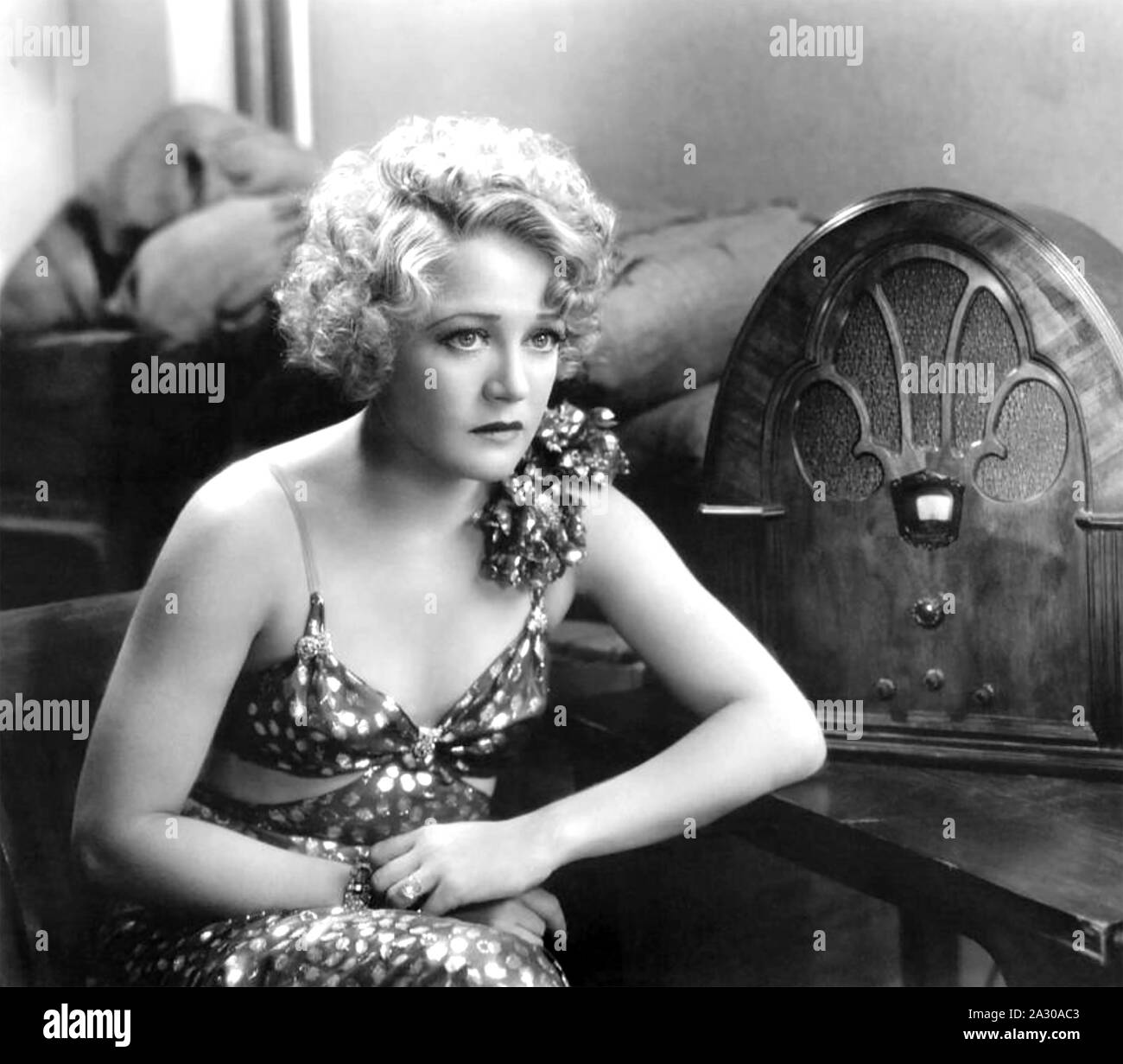 LADY UND GENT 1932 Paramount Pictures Film mit Wynne Gibson Radio hören Kommentar zur Niederlage ihrer Boxen Freund Stockfoto