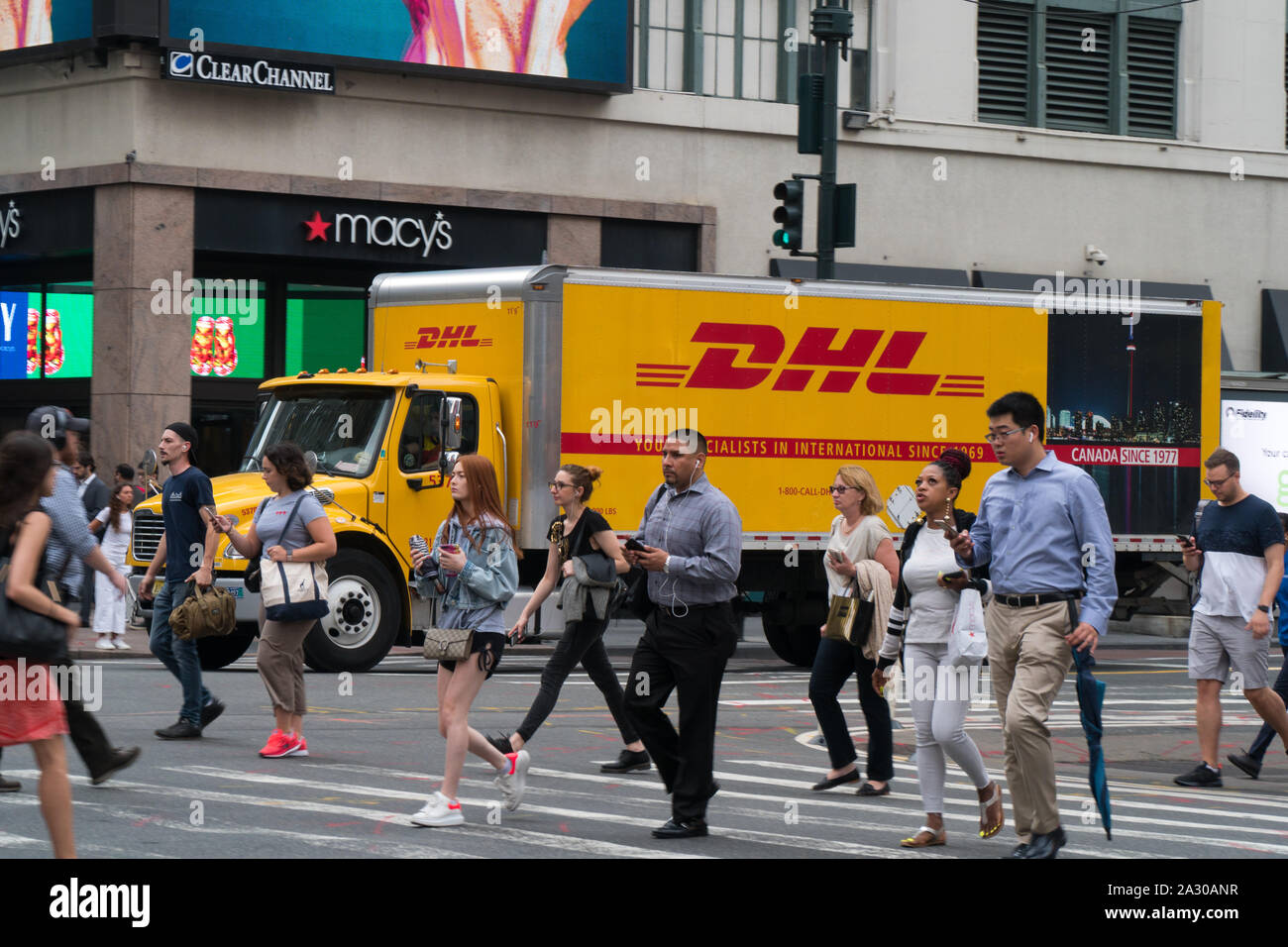 New York City - ca. 2019: DHL Global Express Transit Paket Kurierdienst Lkw  durch Manhattan Straße, die Paketzustellungen während der Fahrt  Stockfotografie - Alamy