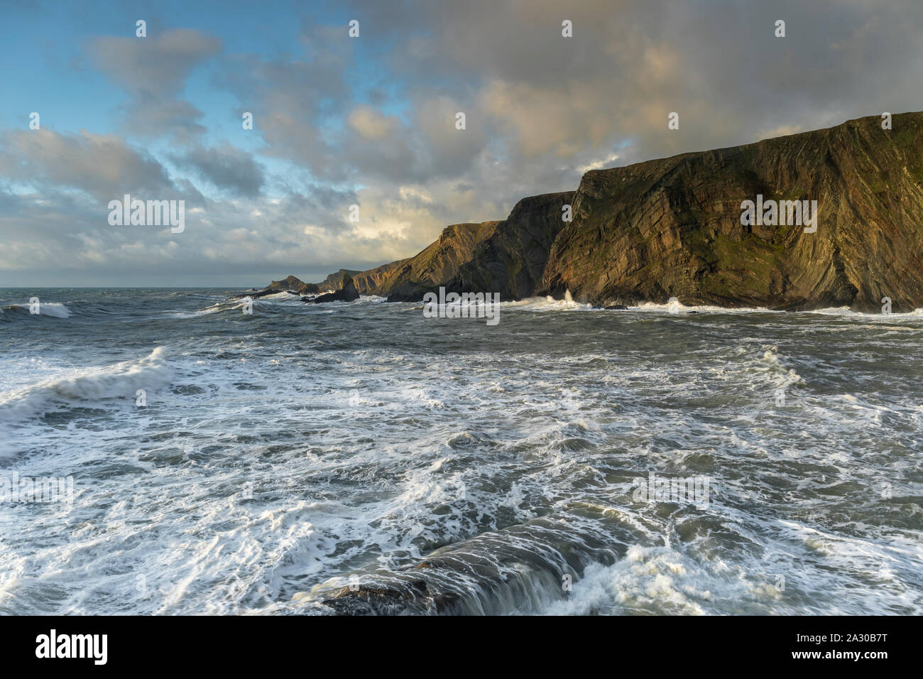 Rauhe See auf der zerklüfteten Küste von Hartland in North Devon bei stürmischem Wetter und Windstärke Winde Stockfoto