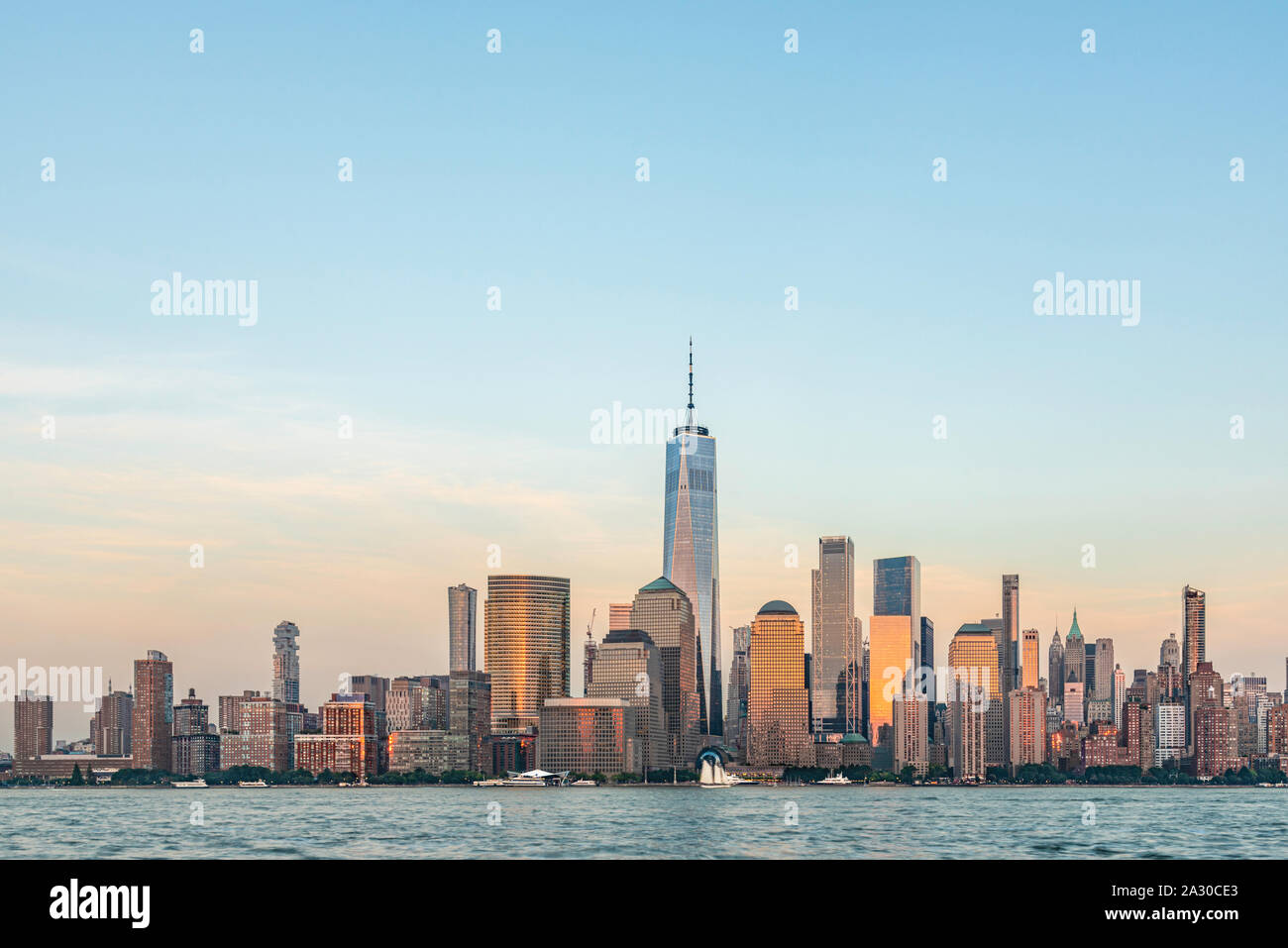 Manhattan Skyline - Wolkenkratzer bei Sonnenuntergang, New York City, USA Stockfoto