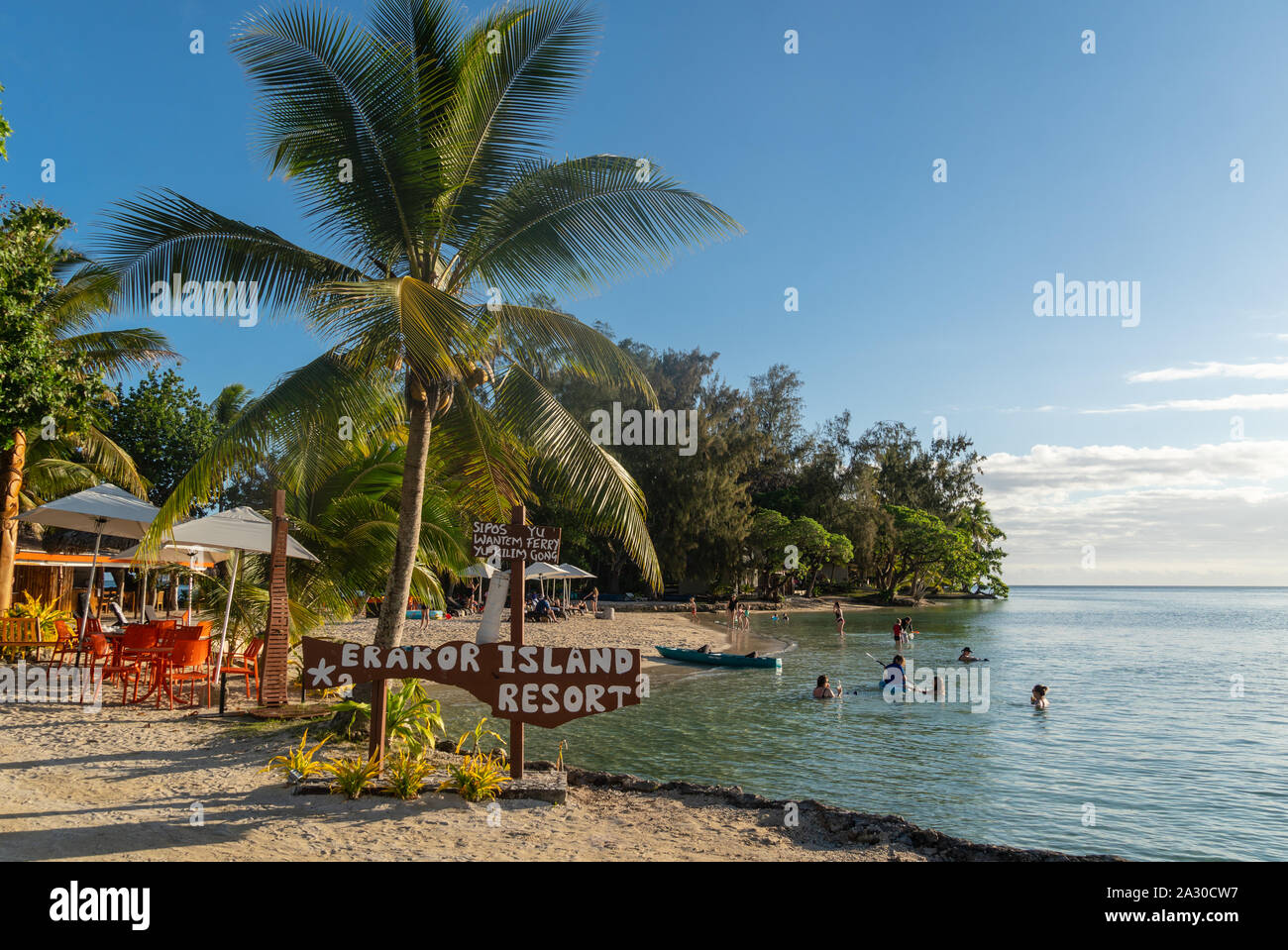 Port Vila, Vanuatu - 30. August 2019: Touristen den Strand bei erakor Island Resort in der Bucht von Port Vila in Vanuatu genießen. Die Insel ist ein beliebter Tag tri Stockfoto