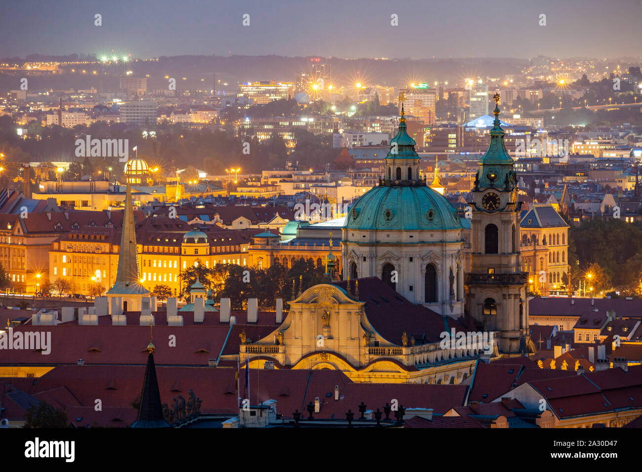 Nacht fällt in Mala Strana, Prag, Tschechien. Stockfoto