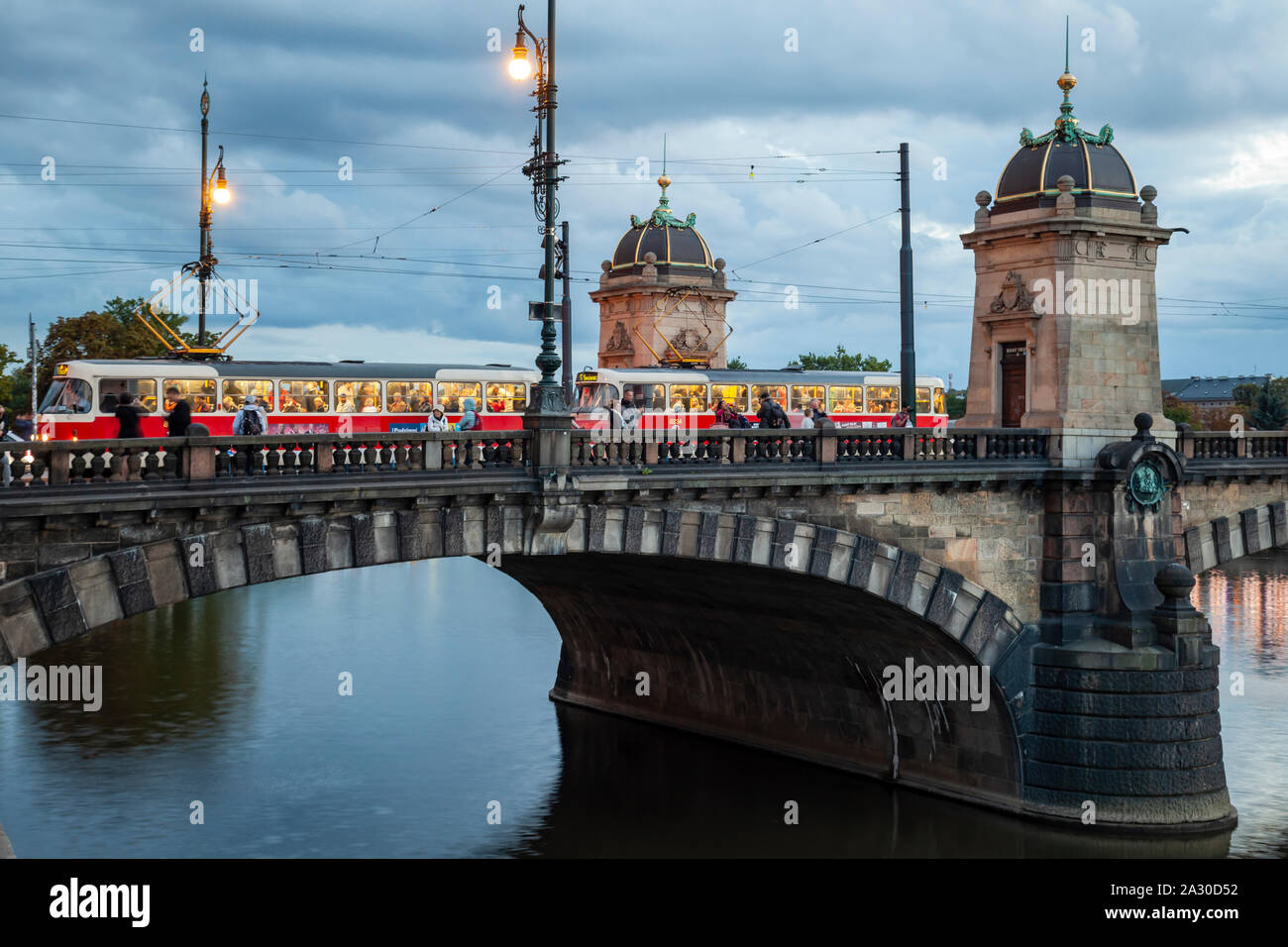 Abend an Legionen Brücke in Prag, Tschechische Republik. Stockfoto