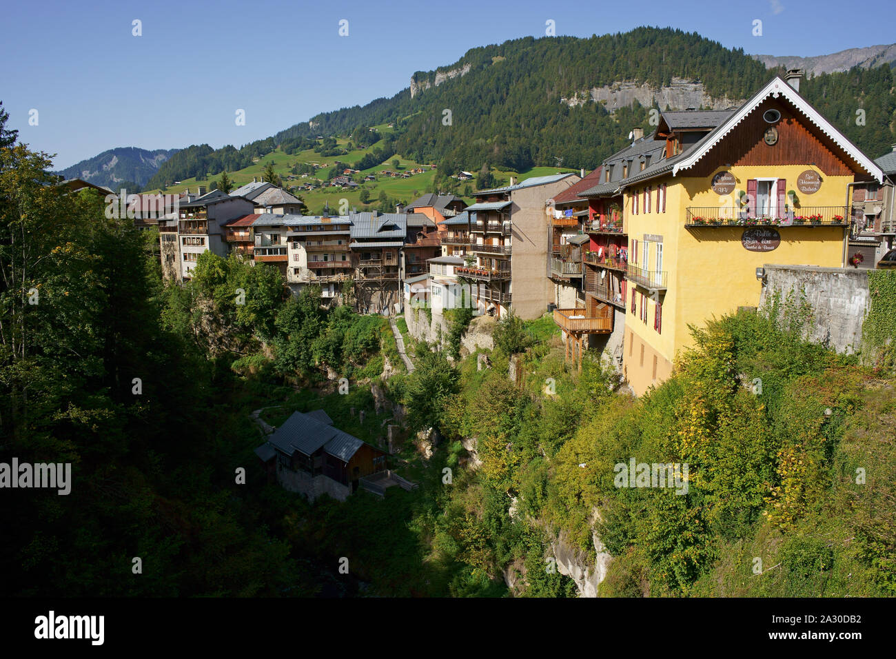 Häuserreihe am Rand der Arly-Schlucht im malerischen Dorf Flumet. Savoie, Auvergne-Rhone-Alpes, Frankreich. Stockfoto