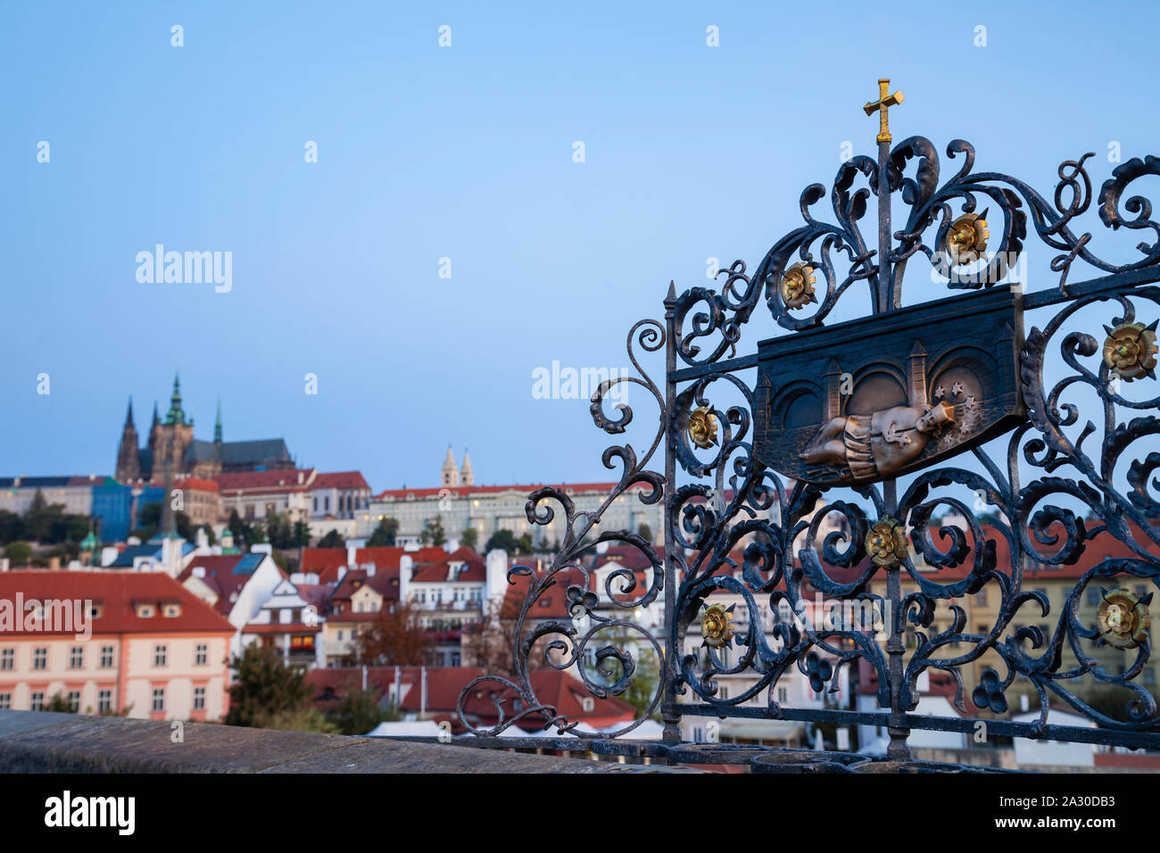 Abend auf der Karlsbrücke in Prag, Tschechien. Stockfoto