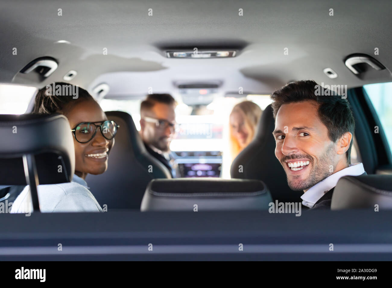 Gruppe von fröhlichen Multi Rasse Freunde im Auto genießen Reise Reisen sitzen Stockfoto