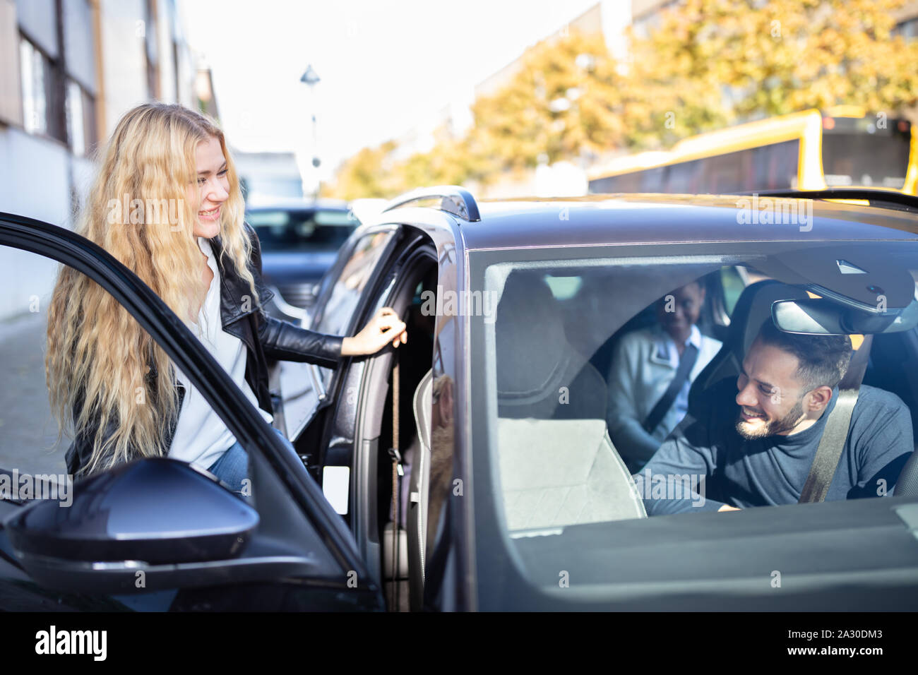 Gerne blonde Frauen im Auto sitzen mit Ihren Freunden Stockfoto