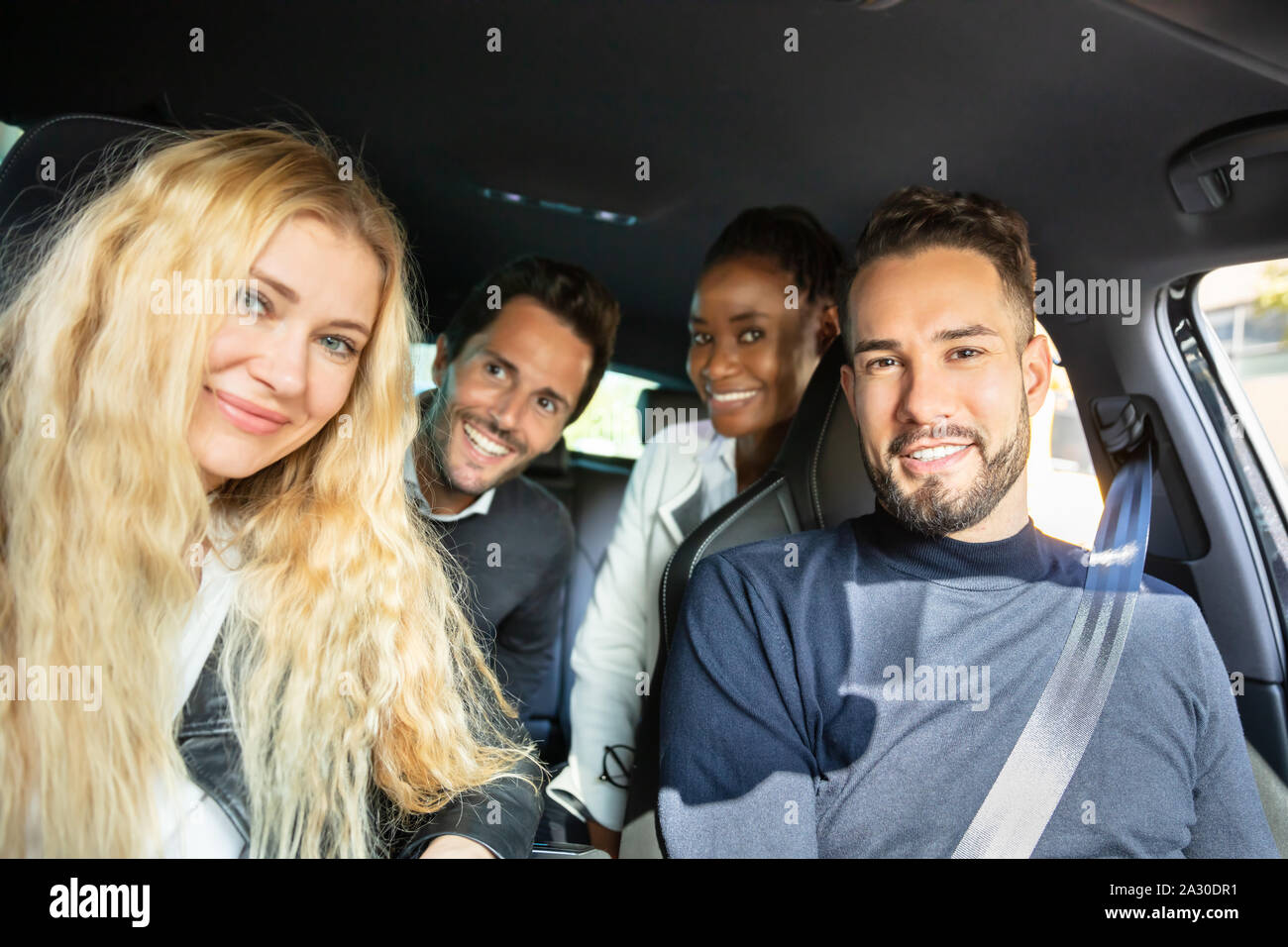 Nahaufnahme der lächelnden Multi Rasse Freunde im Auto sitzen an Kamera suchen Stockfoto