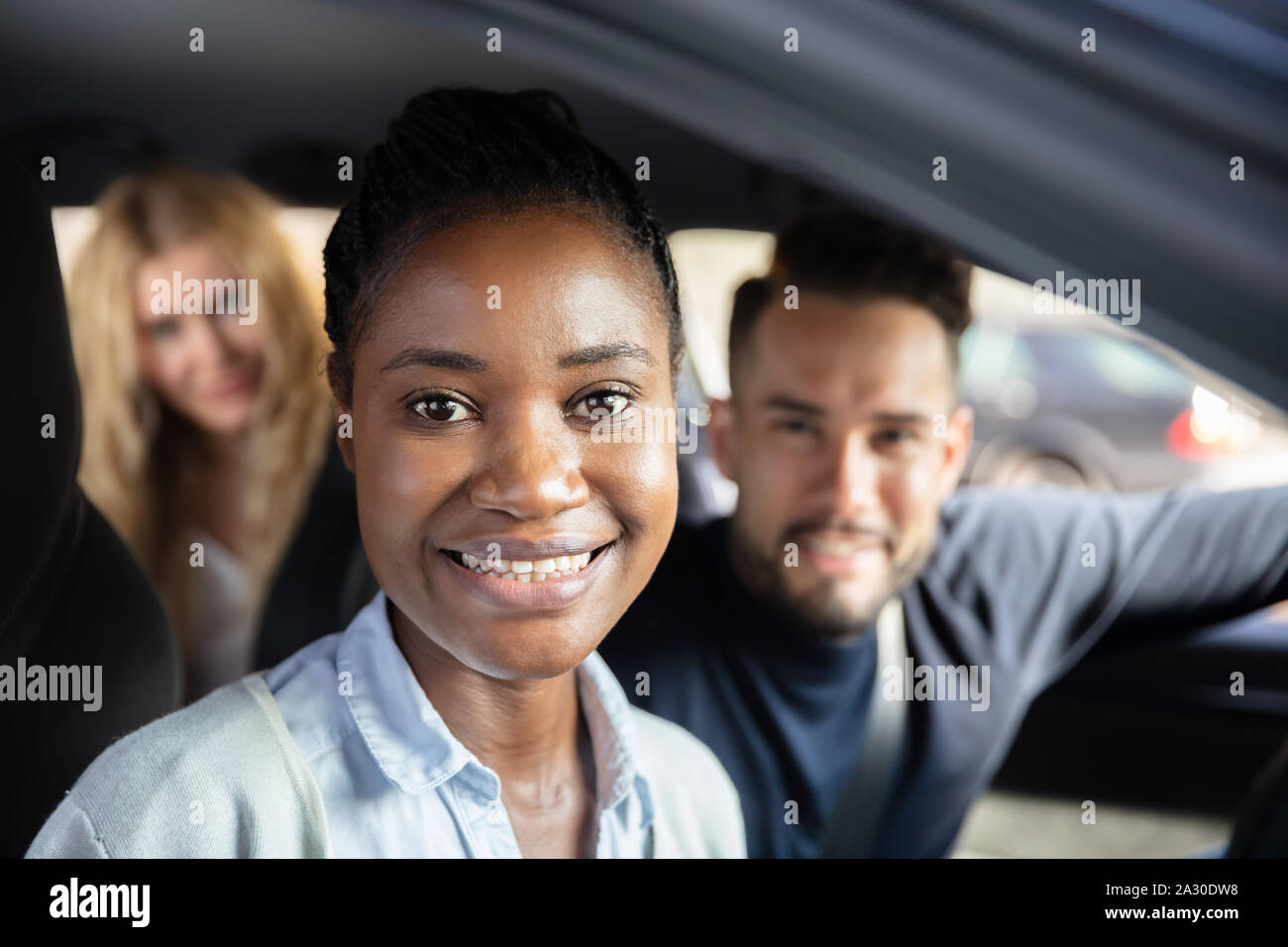 Porträt eines Afro afrikanische Frau sitzt im Auto mit Ihren Freunden im Hintergrund Stockfoto