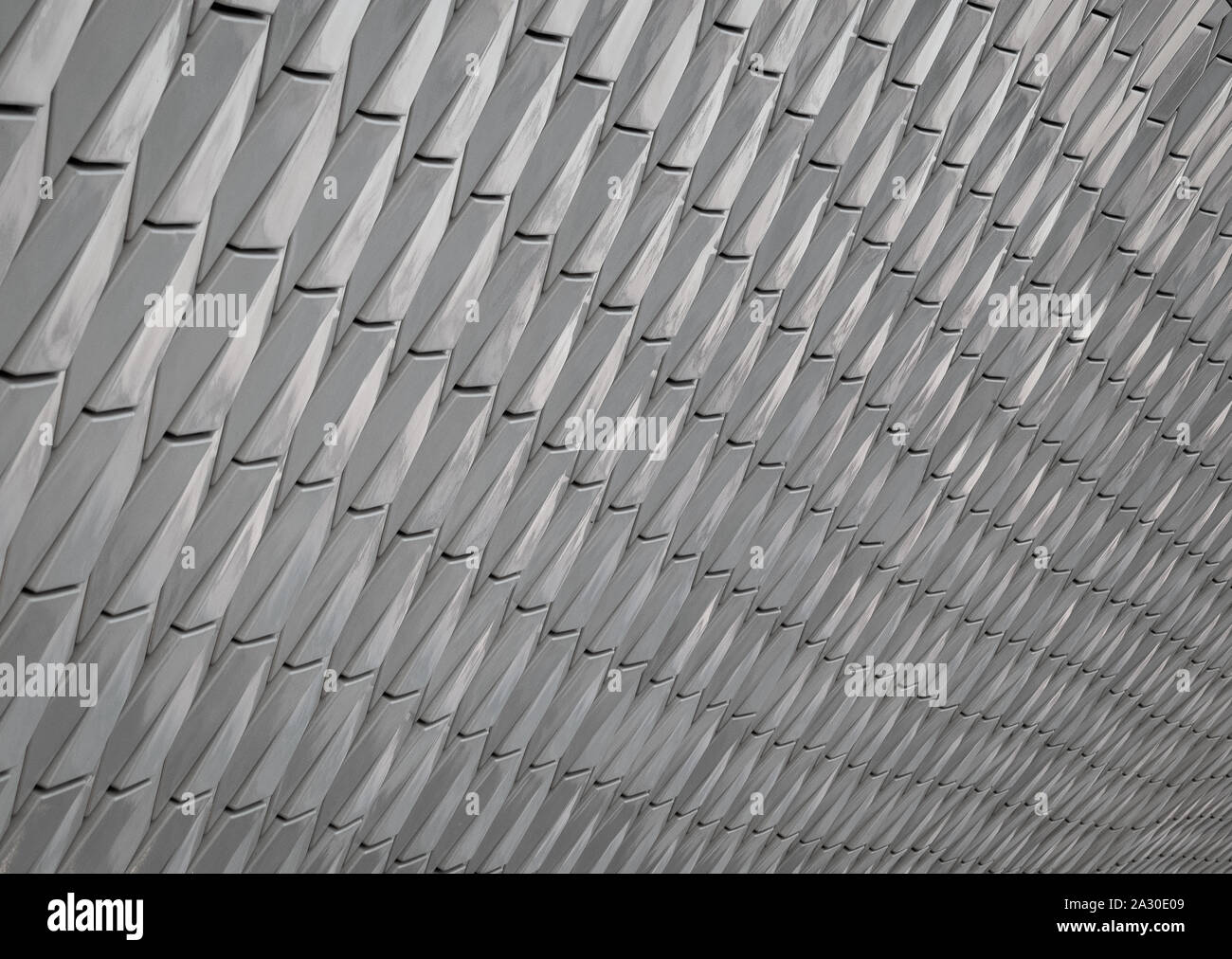 Perlgrau abstrakt Hintergrund mit Perspektive. Fliesen-, schuppige, flockige Muster Stockfoto