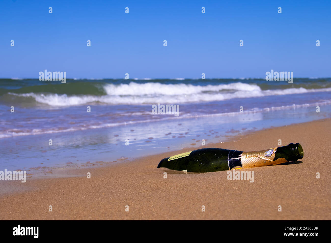 Ocean Beach mit leeren Flasche Champagner, die von einem Sturm an der Küste genommen wurde, Konzept geheime Nachricht Stockfoto