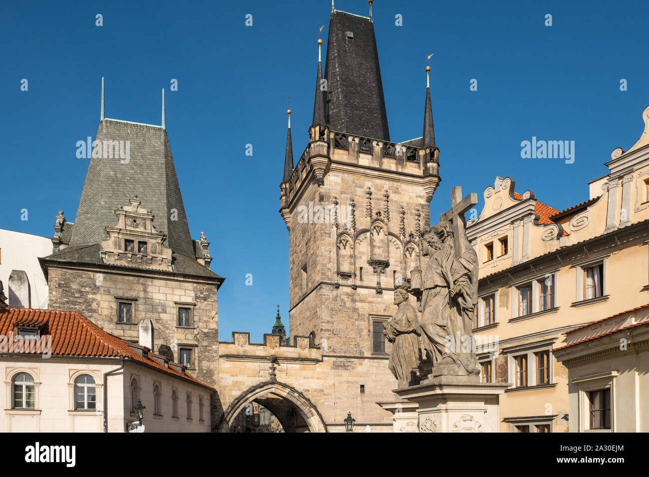 Prag, Tschechische Republik. Lesser Town Bridge Tower markiert den Eingang zu Malá Strana von der Karlsbrücke. Stockfoto