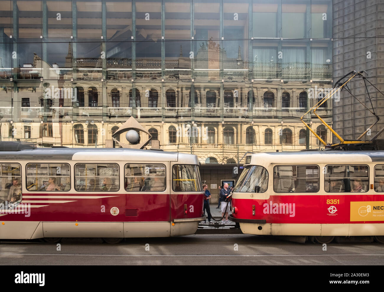 Prag, Tschechische Republik. Eine Straßenbahn auf Narodni Straße, mit der Fassade der Laterna Magika multimedia Theater im neuen Theater Gebäude wider. Stockfoto