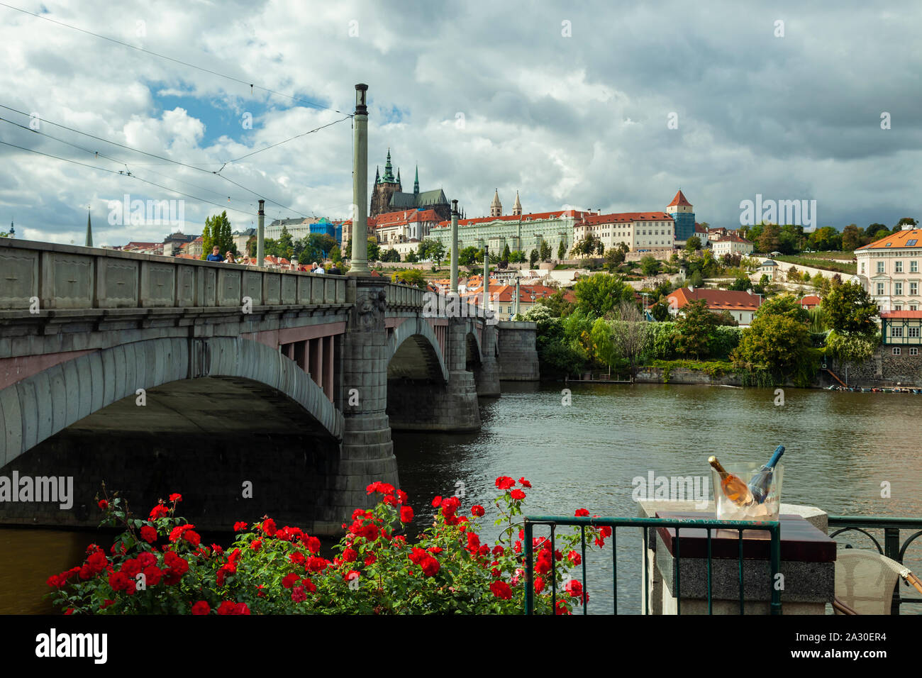 Herbst am Nachmittag an Manes Brücke in Prag, Tschechien. Stockfoto