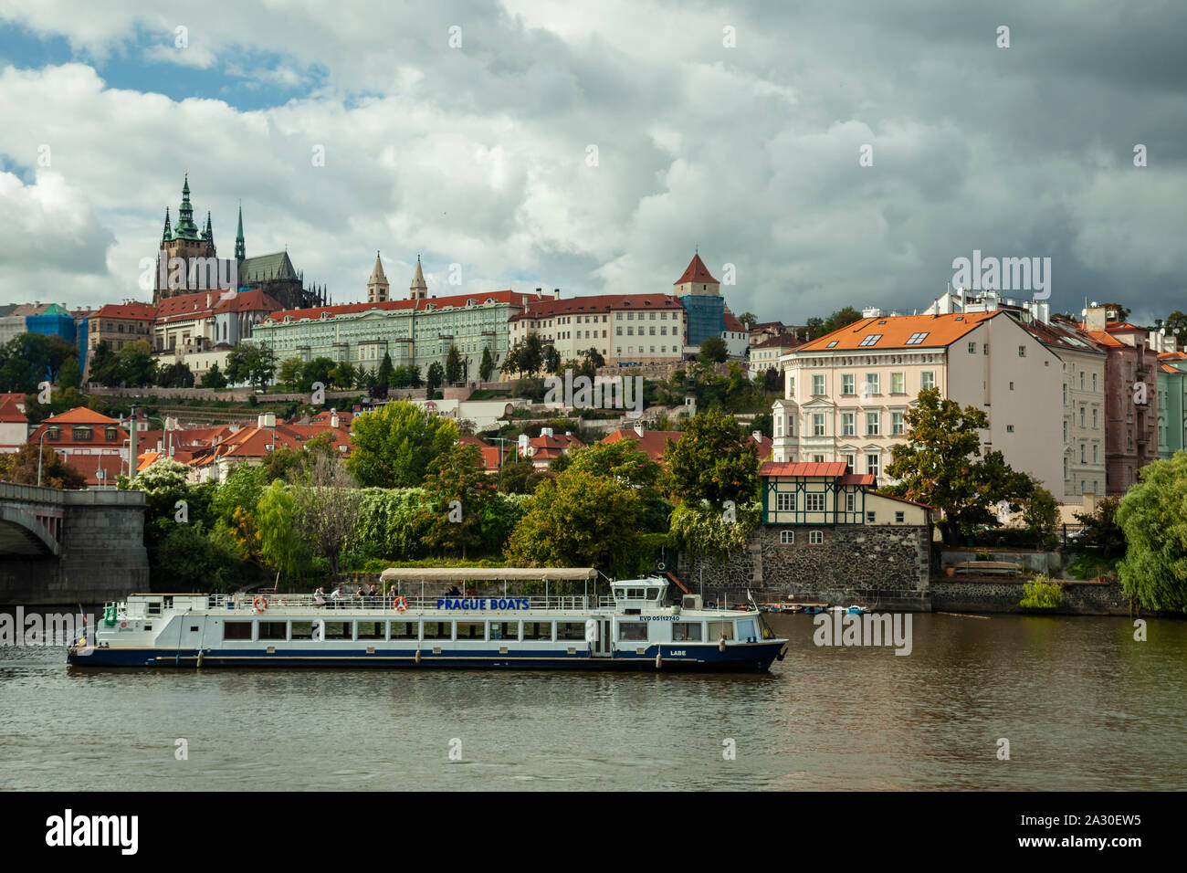 Herbstnachmittag auf Moldau in Prag, Tschechien. Stockfoto