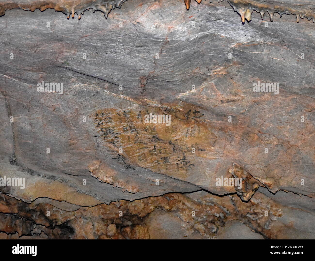 Alte chinesische Zeichen auf Schilfrohrflöten-höhle Steine, Guilin, China Stockfoto